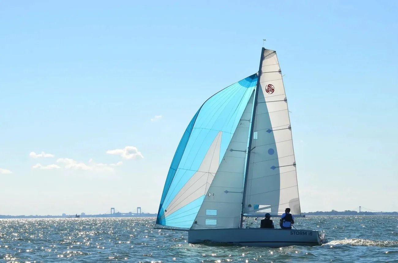 米コネチカット州発、レース用ワンデザインヨット「ストーム18」。日本
