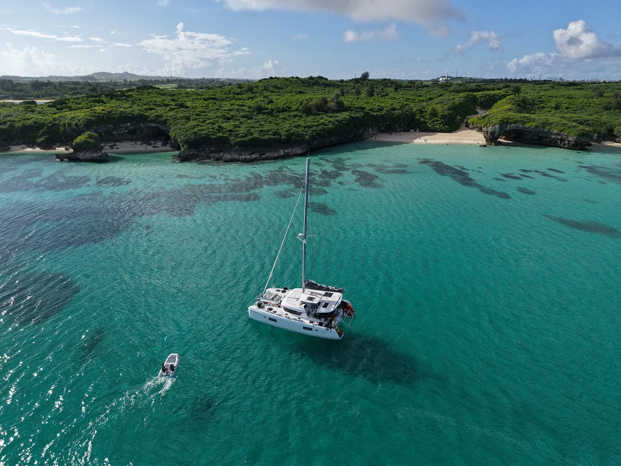 宮古島の砂山ビーチ沖にセーリングカタマランをアンカリング・・・海の