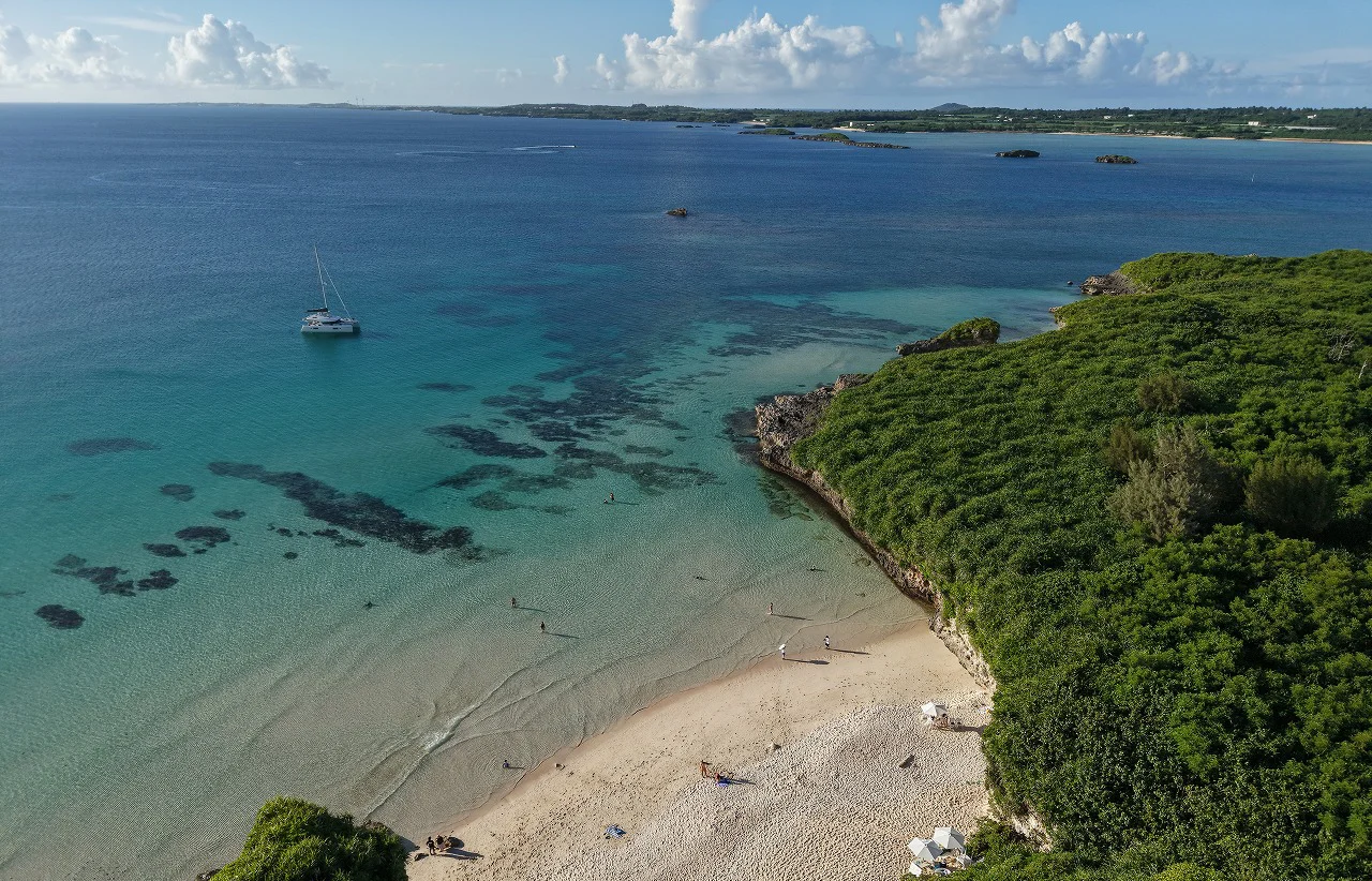 宮古島の砂山ビーチ沖にセーリングカタマランをアンカリング・・・海の