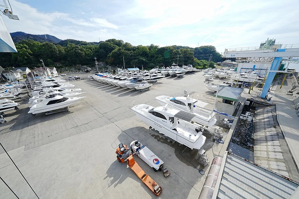 船上の女マリーナ 瀬戸内海に出れば遊び場に困らず、湾奥にあって愛艇を安心して置ける