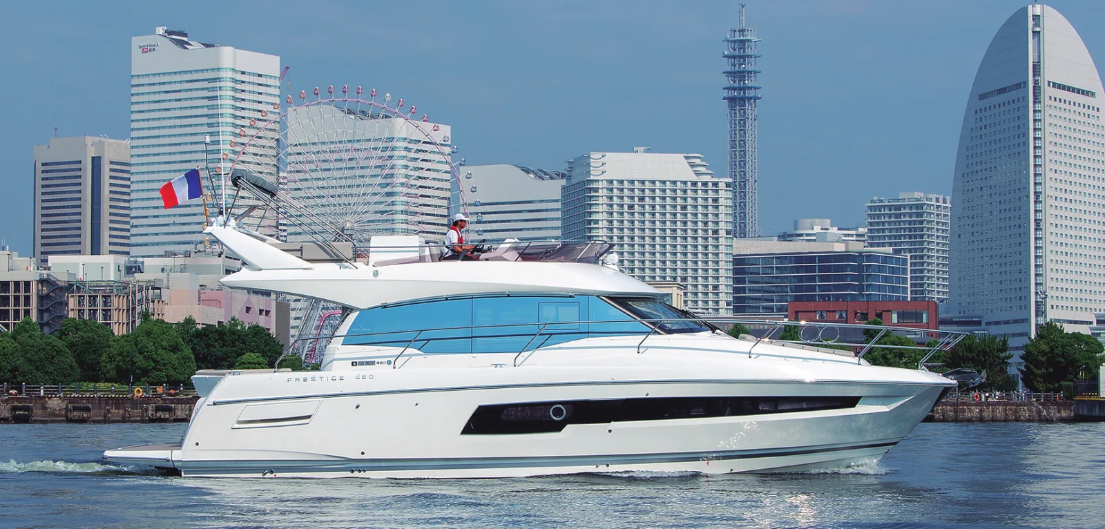 横浜みなとみらいを航行するモーターヨット型クルーザー